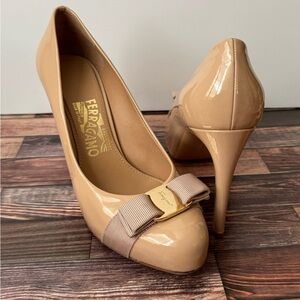 Salvatore Ferragamo Beige Patent Leather
Vara Bow Pumps 7B